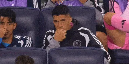 体育彩票开奖结果-替补待命，苏亚雷斯坐在替补席上啃起了手指